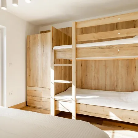 Tina - Lipa 33 * بوتْشيترتيك